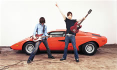 une guitare, un producteur (et une voiture qui n'apporte strictement rien..) bref, une symbiose parfaite!